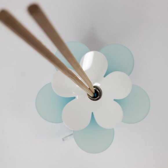 Debora Carlucci Square Reed Diffuser Bottle w/Aqua Blue Scent and Vibrant Flower - Picture 5 of 7